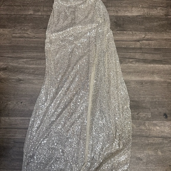 Elegant Gold Sequin One-Shoulder Dress - Picture 2 of 9